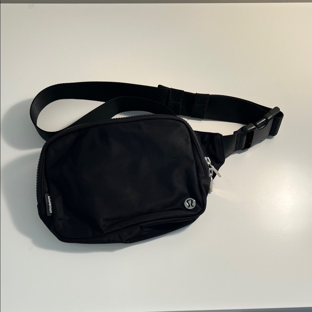 lululemon athletica Black Belt Bag - used 2 times perfect condition